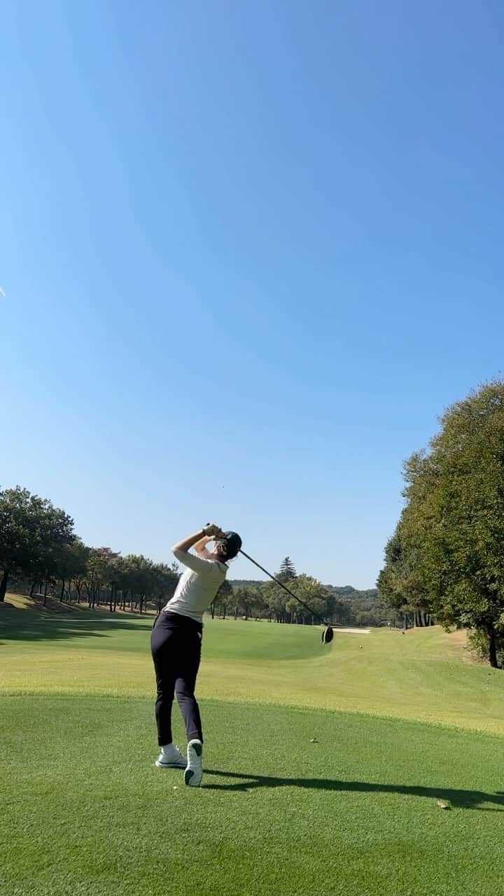 平野杏梨のインスタグラム：「身体を使って振るってずっと意識してます🥵💘 (できるかできないかは別問題😇) そして冬は絶対パンツスタイル😂タイツ履けない  #スイング綺麗になりたい」