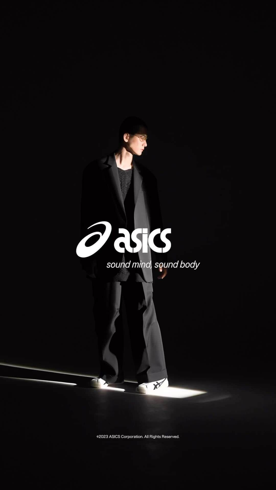 ASICS Tiger JAPANのインスタグラム：「. GEL-PTG -WHITE/BLACK -BLACK/BLACK   IN STORES NOW  [取扱店舗] ・アシックス公式ストア（原宿店・オンラインストア） ※心斎橋店は改装のため一時休業期間（11.27～12.18）となります。 ・一部のスポーツスタイル商品取扱店   GEL-PTGは、1983年に発売されたバスケットボールシューズ、「FABREPOINTGETTER-S (ファブレポイントゲッター エス)」をデザインベースにしたコートタイプのライフスタイルシューズ。ヒールウエッジにfuzeGELテクノロジーを搭載し、クッション性を強化。クラシックなオリジナルデザインを踏襲しつつ、ライフスタイルシューズとして生まれ変わった一足。全体をALL BLACKでまとめ、ソール部のステッチワークとヒール部の『GEL』の文字にシルバーカラーを入れることでアクセントを加えたBLACK/BLACKが日本限定モデルとして登場。   #GELPTG #ASICS #ASICSSportStyle   #kicks #sneakers #sneakerhead #sneakerfam #シューズ #スニーカー #ファッション #カジュアル #カジュアルコーデ #ストリートファッション #ジャパスニ #スニーカーヘッズ #ストリートコーデ #コーディネート #スニーカー男子 #スニーカー女子」