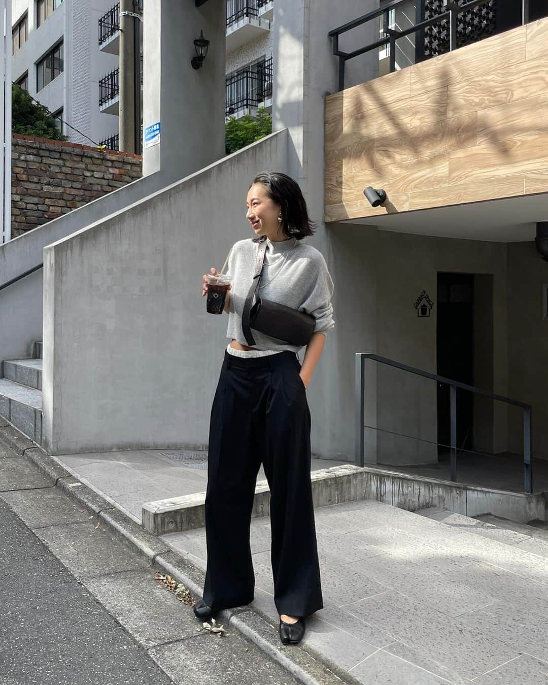 ETRÉ TOKYO ストアさんのインスタグラム写真 - (ETRÉ TOKYO ストアInstagram)「@etretokyo  【 Staff Coordinate 】  ㅤㅤㅤ  #ETREレイヤードセミワイドパンツ BLACK / KHAKI S.M size ¥27,500(tax in)  ㅤㅤㅤ ㅤㅤ ㅤㅤㅤ新宿スタッフ @etretokyo_nami 167cm BLACK / M着用  @etretokyo_yumi 150cm BLACK / S着用  本社スタッフ @etretokyo_sorami 162cm BLACK /S着用  ㅤㅤㅤ  ㅤㅤㅤ┈┈┈┈┈┈┈┈┈┈┈┈┈┈┈┈┈┈┈ ㅤㅤㅤ ㅤㅤ  【INFORMATION】  ※ お在庫のある場合、ルミネカード会員様限定で店舗通販のご利用が可能です。  ⁡ ※お電話がつながりにくい可能性がございます。 ⁡  ※また混雑時には入場制限及び 試着点数の制限を設けさせて頂きます。 予めご了承ください。 ⁡ ⁡ ご理解、ご協力を賜りますよう 心よりお願い申し上げます。   ㅤㅤㅤ 【LUMINE SHINJUKU STORE】 ETRÉ TOKYO ルミネ新宿2店 TEL：03-5989-0979  ー営業時間ー (平日、土日祝)11:00-21:00 ⁡  #etretokyo#etre#fashion#etretokyoshinjuku #etre#2023etre#etretokyo_staff_ootd#2023aw #大人ファッションコーデ #シンプルスタイル  #タックパンツ #レイヤードパンツ #黒パンツ #シンプルニット」12月2日 17時59分 - etretokyo_store