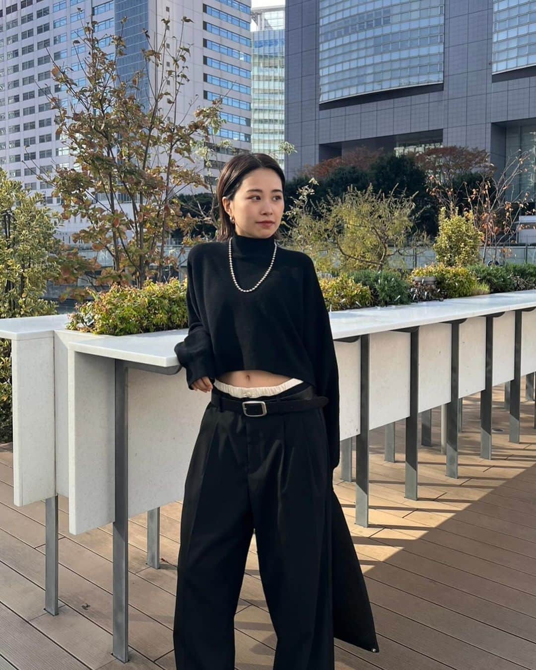 ETRÉ TOKYO ストアさんのインスタグラム写真 - (ETRÉ TOKYO ストアInstagram)「@etretokyo  【 Staff Coordinate 】  ㅤㅤㅤ  #ETREレイヤードセミワイドパンツ BLACK / KHAKI S.M size ¥27,500(tax in)  ㅤㅤㅤ ㅤㅤ ㅤㅤㅤ新宿スタッフ @etretokyo_nami 167cm BLACK / M着用  @etretokyo_yumi 150cm BLACK / S着用  本社スタッフ @etretokyo_sorami 162cm BLACK /S着用  ㅤㅤㅤ  ㅤㅤㅤ┈┈┈┈┈┈┈┈┈┈┈┈┈┈┈┈┈┈┈ ㅤㅤㅤ ㅤㅤ  【INFORMATION】  ※ お在庫のある場合、ルミネカード会員様限定で店舗通販のご利用が可能です。  ⁡ ※お電話がつながりにくい可能性がございます。 ⁡  ※また混雑時には入場制限及び 試着点数の制限を設けさせて頂きます。 予めご了承ください。 ⁡ ⁡ ご理解、ご協力を賜りますよう 心よりお願い申し上げます。   ㅤㅤㅤ 【LUMINE SHINJUKU STORE】 ETRÉ TOKYO ルミネ新宿2店 TEL：03-5989-0979  ー営業時間ー (平日、土日祝)11:00-21:00 ⁡  #etretokyo#etre#fashion#etretokyoshinjuku #etre#2023etre#etretokyo_staff_ootd#2023aw #大人ファッションコーデ #シンプルスタイル  #タックパンツ #レイヤードパンツ #黒パンツ #シンプルニット」12月2日 17時59分 - etretokyo_store