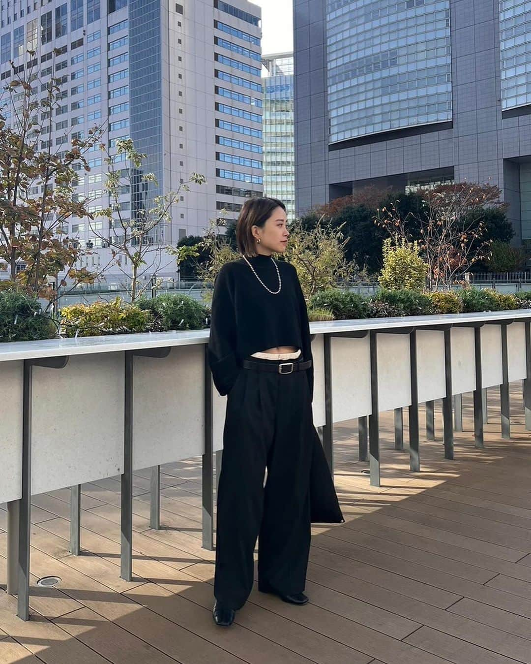 ETRÉ TOKYO ストアさんのインスタグラム写真 - (ETRÉ TOKYO ストアInstagram)「@etretokyo  【 Staff Coordinate 】  ㅤㅤㅤ  #ETREレイヤードセミワイドパンツ BLACK / KHAKI S.M size ¥27,500(tax in)  ㅤㅤㅤ ㅤㅤ ㅤㅤㅤ新宿スタッフ @etretokyo_nami 167cm BLACK / M着用  @etretokyo_yumi 150cm BLACK / S着用  本社スタッフ @etretokyo_sorami 162cm BLACK /S着用  ㅤㅤㅤ  ㅤㅤㅤ┈┈┈┈┈┈┈┈┈┈┈┈┈┈┈┈┈┈┈ ㅤㅤㅤ ㅤㅤ  【INFORMATION】  ※ お在庫のある場合、ルミネカード会員様限定で店舗通販のご利用が可能です。  ⁡ ※お電話がつながりにくい可能性がございます。 ⁡  ※また混雑時には入場制限及び 試着点数の制限を設けさせて頂きます。 予めご了承ください。 ⁡ ⁡ ご理解、ご協力を賜りますよう 心よりお願い申し上げます。   ㅤㅤㅤ 【LUMINE SHINJUKU STORE】 ETRÉ TOKYO ルミネ新宿2店 TEL：03-5989-0979  ー営業時間ー (平日、土日祝)11:00-21:00 ⁡  #etretokyo#etre#fashion#etretokyoshinjuku #etre#2023etre#etretokyo_staff_ootd#2023aw #大人ファッションコーデ #シンプルスタイル  #タックパンツ #レイヤードパンツ #黒パンツ #シンプルニット」12月2日 17時59分 - etretokyo_store