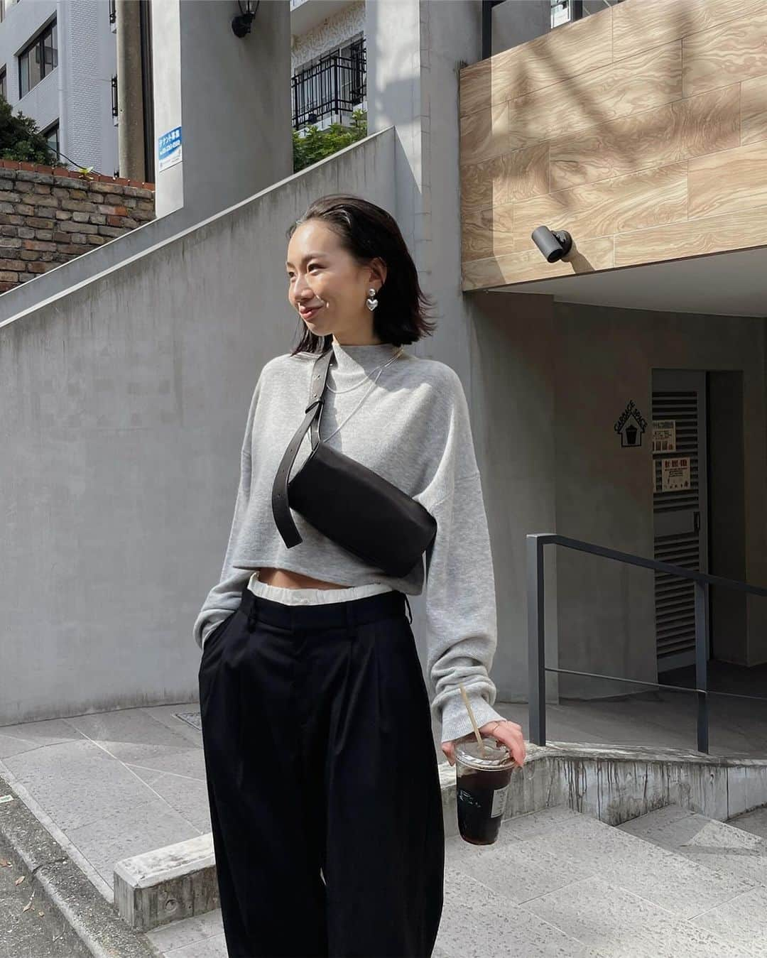 ETRÉ TOKYO ストアのインスタグラム：「@etretokyo  【 Staff Coordinate 】  ㅤㅤㅤ  #ETREレイヤードセミワイドパンツ BLACK / KHAKI S.M size ¥27,500(tax in)  ㅤㅤㅤ ㅤㅤ ㅤㅤㅤ新宿スタッフ @etretokyo_nami 167cm BLACK / M着用  @etretokyo_yumi 150cm BLACK / S着用  本社スタッフ @etretokyo_sorami 162cm BLACK /S着用  ㅤㅤㅤ  ㅤㅤㅤ┈┈┈┈┈┈┈┈┈┈┈┈┈┈┈┈┈┈┈ ㅤㅤㅤ ㅤㅤ  【INFORMATION】  ※ お在庫のある場合、ルミネカード会員様限定で店舗通販のご利用が可能です。  ⁡ ※お電話がつながりにくい可能性がございます。 ⁡  ※また混雑時には入場制限及び 試着点数の制限を設けさせて頂きます。 予めご了承ください。 ⁡ ⁡ ご理解、ご協力を賜りますよう 心よりお願い申し上げます。   ㅤㅤㅤ 【LUMINE SHINJUKU STORE】 ETRÉ TOKYO ルミネ新宿2店 TEL：03-5989-0979  ー営業時間ー (平日、土日祝)11:00-21:00 ⁡  #etretokyo#etre#fashion#etretokyoshinjuku #etre#2023etre#etretokyo_staff_ootd#2023aw #大人ファッションコーデ #シンプルスタイル  #タックパンツ #レイヤードパンツ #黒パンツ #シンプルニット」