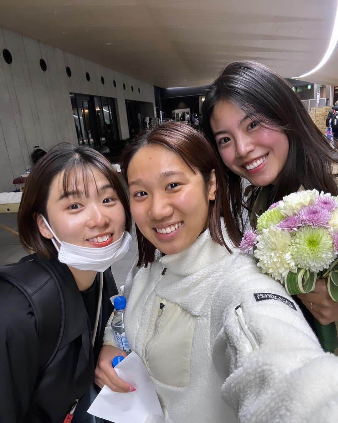 大本里佳のインスタグラム：「みゆ お花ありがとう💐🤍 明日までJAPAN OPEN開催していますので ぜひ、会場で応援してください✨  不要になった衣類や水着などを持参いただき、回収ボックスまでお持ちください〜🤗  #jasf #swimming」