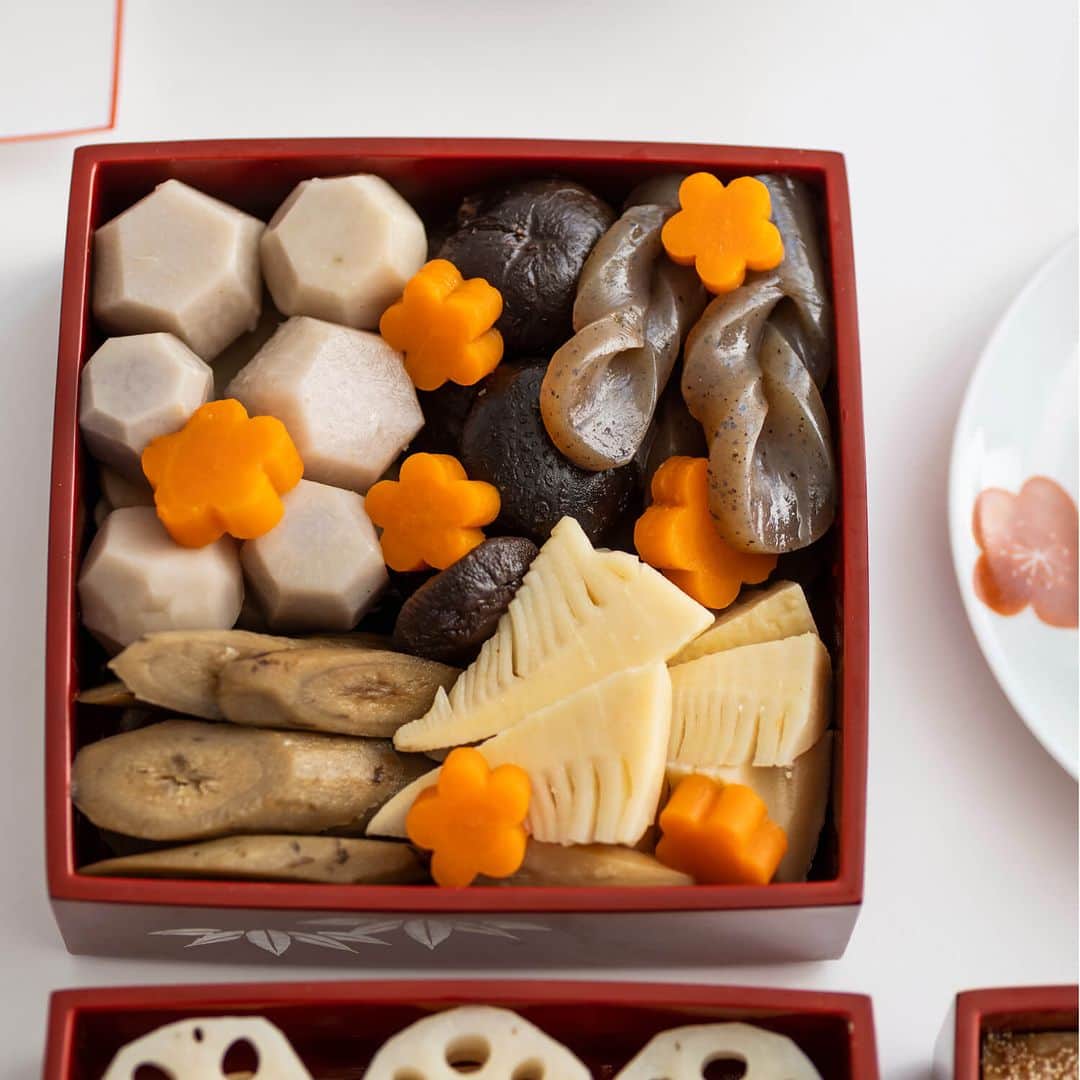 栗原はるみ「ゆとりの空間 」さんのインスタグラム写真 - (栗原はるみ「ゆとりの空間 」Instagram)「. ＼お正月の食卓を楽しんで／ 「続けていきたい、おせち作り」  お正月の食卓を彩るおせち料理。  年に一度、日本の伝統の食卓を楽しむのは お正月ならでは。  おせち料理は、作るハードルが高いと思われがちですが、 ふだんの料理を作るように 好きな料理や、作りやすい基本の1～2品から スタートすると、挑戦しやすくおすすめです。  作れる品数によって、どんなしつらえにするか 考えるのも、お正月ならではの楽しみです。  毎年少しずつ品数を増やしながら、 器や盛りつけを楽しんで、 おせち料理を作り続けていきましょう。  --- 笹 三段重[33,000円（税込）] （品番：W23A030631090）  山中塗 足つき膳[33,000円（税込）] （品番：W23A034651050）  みずき トレー 中 [1,320円（税込）] （品番：K14A233031013）  波佐見焼 小皿 梅 [1,100円（税込）] （品番：K23A043021090）  波佐見焼 取皿 梅 [1,540円（税込）] （品番：K23A042031090）  有田焼 木瓜小鉢 呉須[1,540円（税込）] （品番：K23A048072090）  輪花 カップ [1,430円（税込）] （品番：K15S075161012）  越前塗 刷毛目塗り分け箸 黒 [2,860円（税込）] （品番：W23A022502080）  能登ひば 拭き漆箸 白[1,760円（税込）] （品番：W23A023503010）  波佐見焼 ひょうたん豆皿箸置き 絵付け[770円（税込）] （品番：K22A093011091） ---  詳しくはプロフィールのリンクから @yutorino_kukan  #新商品 #食器 #器 #調理道具 #調理器具 #お正月 #お正月料理 #正月 #お正月テーブルコーディネート #おせち料理 #お節 #おせち作り #器のある暮らし #丁寧な暮らし #ゆとりの空間 #オンラインショップ #栗原はるみ #yutorino_kukan #yutorinokukan #sharewithkuriharaharumi」12月2日 18時00分 - yutorino_kukan