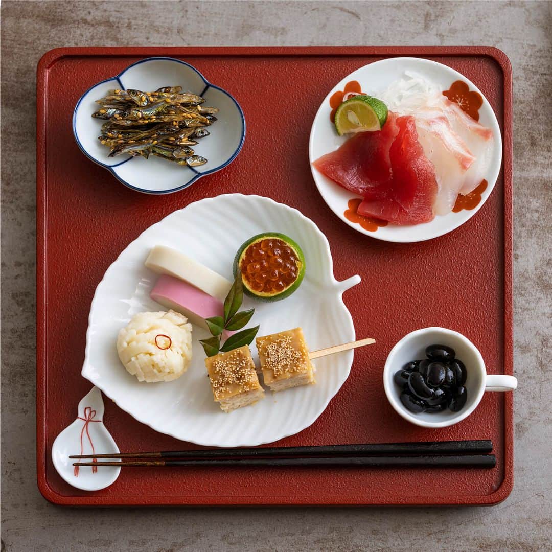 栗原はるみ「ゆとりの空間 」のインスタグラム：「. ＼お正月の食卓を楽しんで／ 「続けていきたい、おせち作り」  お正月の食卓を彩るおせち料理。  年に一度、日本の伝統の食卓を楽しむのは お正月ならでは。  おせち料理は、作るハードルが高いと思われがちですが、 ふだんの料理を作るように 好きな料理や、作りやすい基本の1～2品から スタートすると、挑戦しやすくおすすめです。  作れる品数によって、どんなしつらえにするか 考えるのも、お正月ならではの楽しみです。  毎年少しずつ品数を増やしながら、 器や盛りつけを楽しんで、 おせち料理を作り続けていきましょう。  --- 笹 三段重[33,000円（税込）] （品番：W23A030631090）  山中塗 足つき膳[33,000円（税込）] （品番：W23A034651050）  みずき トレー 中 [1,320円（税込）] （品番：K14A233031013）  波佐見焼 小皿 梅 [1,100円（税込）] （品番：K23A043021090）  波佐見焼 取皿 梅 [1,540円（税込）] （品番：K23A042031090）  有田焼 木瓜小鉢 呉須[1,540円（税込）] （品番：K23A048072090）  輪花 カップ [1,430円（税込）] （品番：K15S075161012）  越前塗 刷毛目塗り分け箸 黒 [2,860円（税込）] （品番：W23A022502080）  能登ひば 拭き漆箸 白[1,760円（税込）] （品番：W23A023503010）  波佐見焼 ひょうたん豆皿箸置き 絵付け[770円（税込）] （品番：K22A093011091） ---  詳しくはプロフィールのリンクから @yutorino_kukan  #新商品 #食器 #器 #調理道具 #調理器具 #お正月 #お正月料理 #正月 #お正月テーブルコーディネート #おせち料理 #お節 #おせち作り #器のある暮らし #丁寧な暮らし #ゆとりの空間 #オンラインショップ #栗原はるみ #yutorino_kukan #yutorinokukan #sharewithkuriharaharumi」