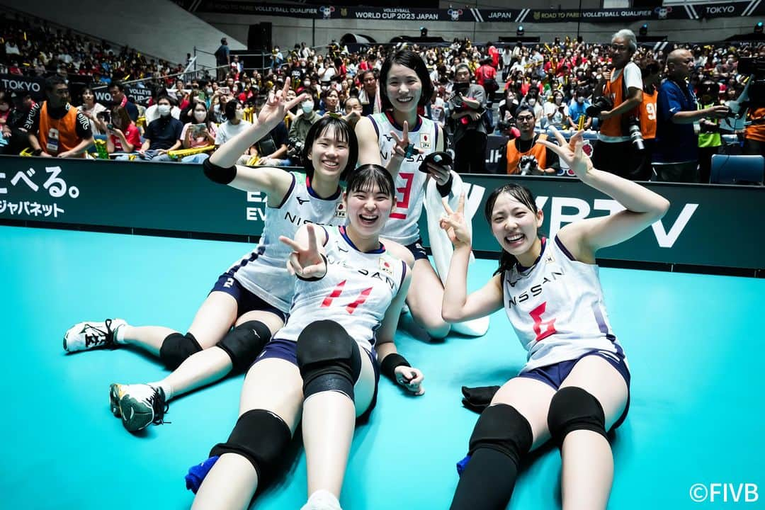 公益財団法人日本バレーボール協会のインスタグラム：「／ #バレーボール女子日本代表 フォトギャラリー 🏐 ＼  今回は「FIVBパリ五輪予選/ワールドカップバレー2023」を 写真で振り返り📸  試合が終わったあとのオフシーン👀  皆さんもお気に入り写真に #フォトギャラリー をつけて ぜひ投稿してください😁  #OVERTAKE #世界を越えよう」