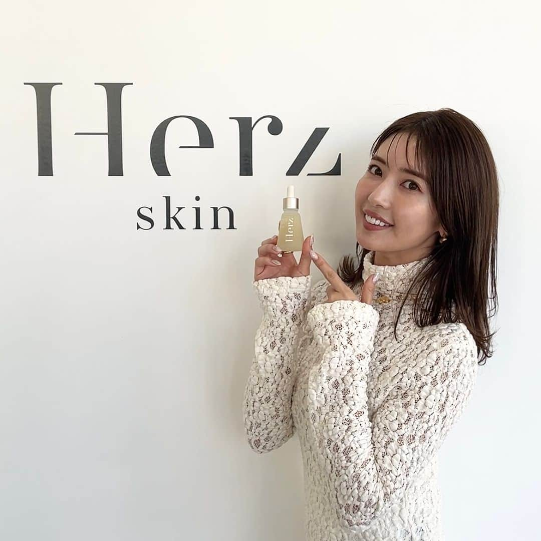 MAQUIA ONLINEのインスタグラム：「"くみっきー"こと船山久美子さんプロデュースのスキンケアブランド「Herz skin（ヘルツ スキン）」が誕生✨ 自信の肌悩みから生まれた製品！美肌に不可欠なミネラルを肌に届ける、天然由来100%・高純度のフルボ酸を90%も配合した美容水で、洗顔後に使用。肌の土台を整え、あらゆる肌悩みにアプローチします💫  ■フルフィルメント セラム ウォーター インテンス90［美容水］30mL ￥7800 🔖2024年3月1日（金）発売予定  ***************************************** 💄最新コスメ情報はMAQUIAのインスタグラムで @maquia.magazine ✔ 人気ブランドの全色チェックはMAQUIA ONLINEが便利 です！ プロフィールのリンクからチェックしてね👆 ******************************************  #herzskin #ヘルツスキン #導入美容液 #美容水 #フルボ酸 #船山久美子 #くみっきー #スキンケア #新作スキンケア #マキア #maquia  WEB編集Fu」