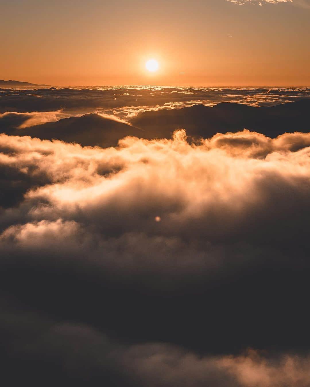 登山*トレッキング*アウトドア『.HYAKKEI』さんのインスタグラム写真 - (登山*トレッキング*アウトドア『.HYAKKEI』Instagram)「秋の夕暮れって本当に気持ち良いですよね。 ページをめくるごとに、音や香りが漂ってきそうな風景です✨  photo by : @kotaro_photography さん 素敵なお写真ありがとうございました！  ＝＝＝＝＝＝＝＝  水晶岳で迎えた秋の夕暮れ 黒部の太陽が周囲を赤く染めていく ただ一人この景色を目の当たりにしている高揚感と、 その感動をこの場で誰とも共有出来ない寂しさが入り混じる 秋の涼しい風の中にか細いシャッター音が消えていく しばらく味わっていない、この孤独な優越感 それもソロの山旅の醍醐味かなと🤞  This is the evening at Mt.Suisho,which is located deep within the Northern Alps. As the shutter sound fades away in the cool autumn breeze, the setting sun was painting everything around in a deep red hue.  2022.10 水晶岳 Gifu🇯🇵  ＝＝＝＝＝＝＝＝  #hyakkeime #登山 #山登り　 #トレッキング #北アルプス #水晶岳」12月2日 18時00分 - hyakkei_me