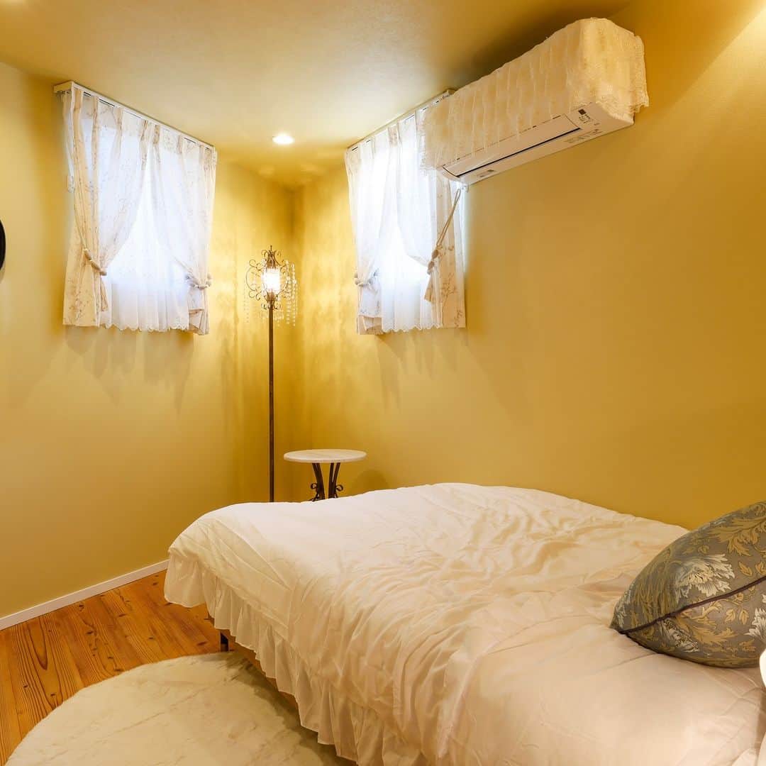 旅色さんのインスタグラム写真 - (旅色Instagram)「【兵庫県 / 淡路島】淡路島　écrin “かわいい”がちりばめられた大人のための宿🕍 津名一宮ICから、車で約7分の好立地に佇む一棟貸しの別荘。宝石箱をコンセプトに据えた客室はピンク、緑、黄色の3色で分けられており、最大5人まで宿泊できます。  かわいいインテリアで装飾された室内は、ドアを開けた瞬間から、お姫様のような気分に🎵 またリバティプリントや、「ローラ アシュレイ」「ウィリアムモリス」などの生地を使用して、小物を手作りしたり、猫足のバスタブを設置したりと、細部にまでこだわった空間を満喫できます💎  —-✄———-✄———-✄—ー  【淡路島　écrin】 @awaji_ecrin 📍兵庫県淡路市多賀1119-53 車：神戸淡路鳴門自動車道 津名一宮ICから約7分、北淡ICから約15分 TEL:070-3666-0881 [旅色を見たとお伝えください]  旅色:https://tabiiro.jp/yado/s/102995-awaji-awaji-ecrin/ 公式:https://awaji-ecrin.com/   —-✄———-✄———-✄—ー  #旅色 #淡路島 #淡路島貸別荘 #貸別荘 #一棟貸し #淡路島観光 #淡路島ホテル #プライベートヴィラ #旅行 #女子会 #女子旅 #ホテルライク #一棟貸しホテル #ホテルステイ #ホカンス」12月2日 18時00分 - tabiiro