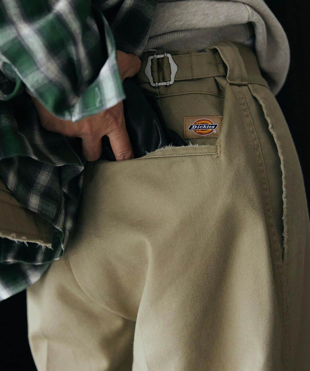 JOURNAL STANDARD relumeさんのインスタグラム写真 - (JOURNAL STANDARD relumeInstagram)「Dickies × JOURNAL STANDARD relume  Dickiesとのコラボアイテムが24ssも登場！  大人のワークスタイルをイメージした今回の別注。定番の素材にダメージ感と柔らかさを加えることによって、ワークウェア特有の武骨さを減らしシャープな印象を持たせています。上品さとカジュアルさが混在したrelumeらしいDickiesです。  現在ONLINE STOREにて予約受付中です。  No.24011465000910 《予約》【DICKIES / ディッキーズ】別注 ワークベスト ¥21,450税込  No.24030465000510 《予約》【DICKIES / ディッキーズ】別注 サイドアジャスターワークパンツ ¥17,050税込  #Dickies #ディッキーズ #work #セットアップ #2024ss #journalstandardrelume  #ジャーナルスタンダードレリューム」12月2日 18時01分 - js_relume