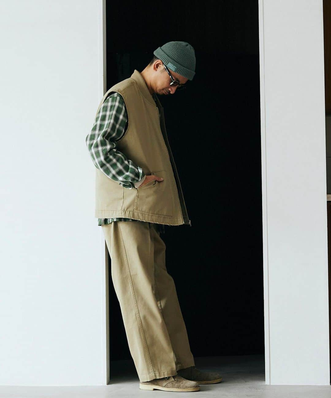 JOURNAL STANDARD relumeのインスタグラム：「Dickies × JOURNAL STANDARD relume  Dickiesとのコラボアイテムが24ssも登場！  大人のワークスタイルをイメージした今回の別注。定番の素材にダメージ感と柔らかさを加えることによって、ワークウェア特有の武骨さを減らしシャープな印象を持たせています。上品さとカジュアルさが混在したrelumeらしいDickiesです。  現在ONLINE STOREにて予約受付中です。  No.24011465000910 《予約》【DICKIES / ディッキーズ】別注 ワークベスト ¥21,450税込  No.24030465000510 《予約》【DICKIES / ディッキーズ】別注 サイドアジャスターワークパンツ ¥17,050税込  #Dickies #ディッキーズ #work #セットアップ #2024ss #journalstandardrelume  #ジャーナルスタンダードレリューム」