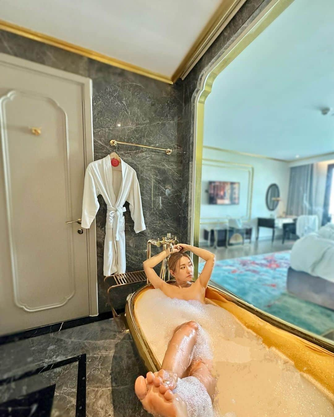 YuhKawasakiさんのインスタグラム写真 - (YuhKawasakiInstagram)「📍Dolce Hanoi Golden Lake Hotel 🛁🫧🚿 ： ： ： ： ： #dolcehanoigoldenlake #hanoihotel#vietnamhotel #goldinfinitypool #doice#ベトナムホテル#ハノイホテル#インフィニティプール#ゴールドインフィニティプール#ドルス#ハノイ旅行#海外ホカンス#トランカー#ホカンス#ハノイ観光 #ベトナム観光#ベトナム旅行 #海外ホテル#海外ガール #キンキラキン#泡風呂#東南アジア旅行 #asean加盟国制覇 #東南アジア一人旅 #海外一人旅☆#泡風呂 #猫足バスタブ #ハノイ情報 #ベトナム情報#ゴールドが好き」12月2日 18時01分 - yuhkawasaki