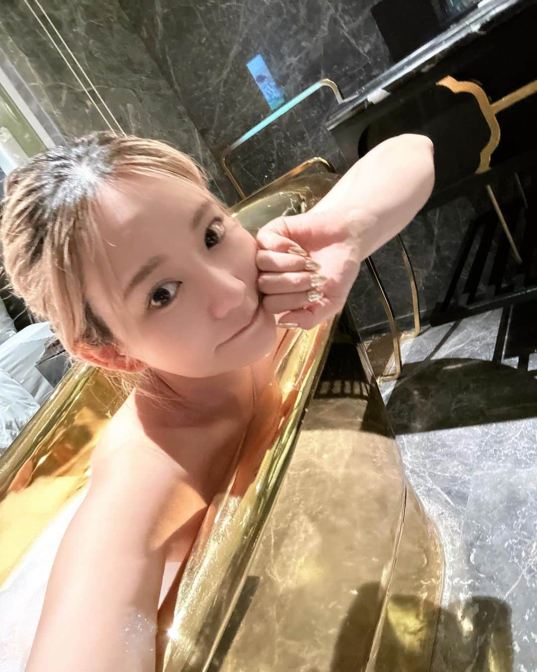 YuhKawasakiさんのインスタグラム写真 - (YuhKawasakiInstagram)「📍Dolce Hanoi Golden Lake Hotel 🛁🫧🚿 ： ： ： ： ： #dolcehanoigoldenlake #hanoihotel#vietnamhotel #goldinfinitypool #doice#ベトナムホテル#ハノイホテル#インフィニティプール#ゴールドインフィニティプール#ドルス#ハノイ旅行#海外ホカンス#トランカー#ホカンス#ハノイ観光 #ベトナム観光#ベトナム旅行 #海外ホテル#海外ガール #キンキラキン#泡風呂#東南アジア旅行 #asean加盟国制覇 #東南アジア一人旅 #海外一人旅☆#泡風呂 #猫足バスタブ #ハノイ情報 #ベトナム情報#ゴールドが好き」12月2日 18時01分 - yuhkawasaki