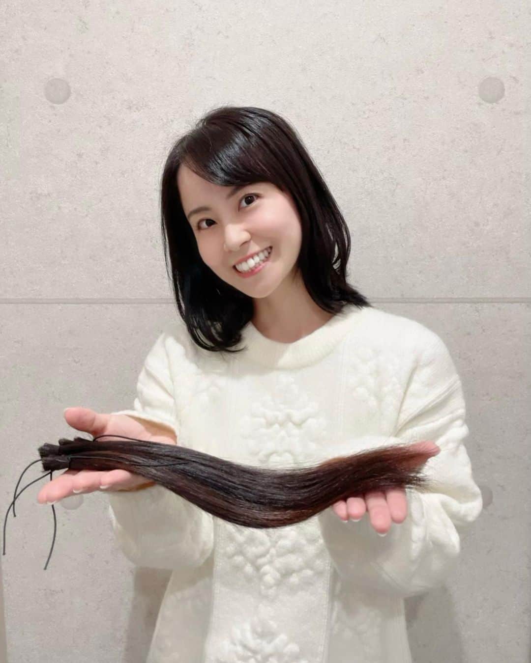 加藤美和のインスタグラム：「. Grew out my hair for a hair donation! You need over 31 centimeters in length to donate it in Japan! Hope this helps! Please swipe to look at all the pictures! . . ヘアドネーションをしました🍀  31センチ以上から寄付が可能なので… これまで大切に伸ばしてきました！  ミ〜ワ〜の髪の毛、いってらっしゃい🎶  少しでもお役に立てますように〜✨  写真を複数投稿しましたので、 スワイプしてくださいね😃 . @miwakato_ ←他の投稿はコチラ . . #hairdonation #donation #hair #ヘアドネーション #ドネーション #寄付 #髪の毛」