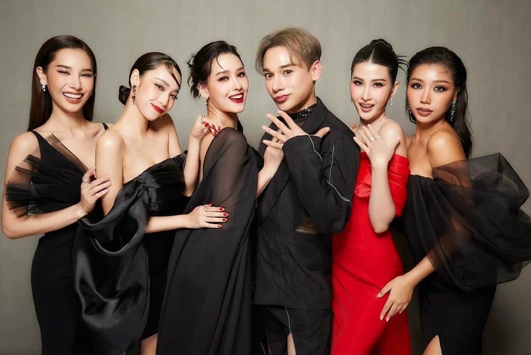 アミーナ・ピニットのインスタグラム：「ทีม #ควีนมาสเตอร์โมอมีนา   จะไม่สมบูรณ์แบบ ถ้าไม่มีเทอนะ @bankpunpanu 🫶🏻 ขอบคุณที่เลือกมมาเป็นเป็น creative ทีมควีนโมนะ ❤️ ทุกครั้งที่ร่วมงานกัน เราคือทีมที่เป็นทีมจริงๆ ขอบคุณที่จริงใจ และ คอยให้คำปรึกษามาตลอด 🙏🏻🤍  ยอมรับว่านี่คือรายการแรกที่ได้ทำอะไรแบบนี้ 😅 แบงค์พันเต็มที่ มันเลยทำให้พี่ผลักดันตัวเองเรื่อยๆ และอยากทำหน้าที่ควีนให้ดีที่สุด อยากซับพอร์ตทีม อยากทำงานให้เต็มที่  สิ่งที่ชอบที่สุด สบายใจที่สุด คือ ไม่ว่าใครจะเห็นแก่ตัว เอาเปรียบ ไม่แฟร์กับเรา มองข้ามเรา สุดท้าย.. เรายังเป็นทีมเดียวกันเสมอ 😊」