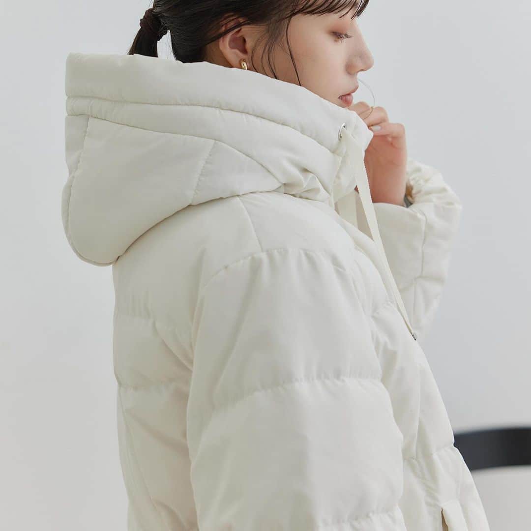 ViSさんのインスタグラム写真 - (ViSInstagram)「【hooded down jacket】  寒い日も安心なダウンジャケット❄️  もこもこニットも着やすいゆったりしたサイズ感！ 裾のドロストでキュッと裾を絞って 丸みのあるシルエットにも◎  #BVL43100 【撥水】【GREEN DOWN】フード付きオーバーサイズダウンジャケット ¥14,080 (税込) ※店舗販売中  スタイリングは @jadorejunonline をチェック！  #vis#vis_jp #fashion#ファッション #大人カジュアル#大人可愛い#綺麗目#キレイ目カジュアル#カジュアル#トレンド#トレンドファッション#ダウン#ダウンジャケット #冬コーデ #アウター#あったかコーデ」12月2日 18時07分 - vis_jp