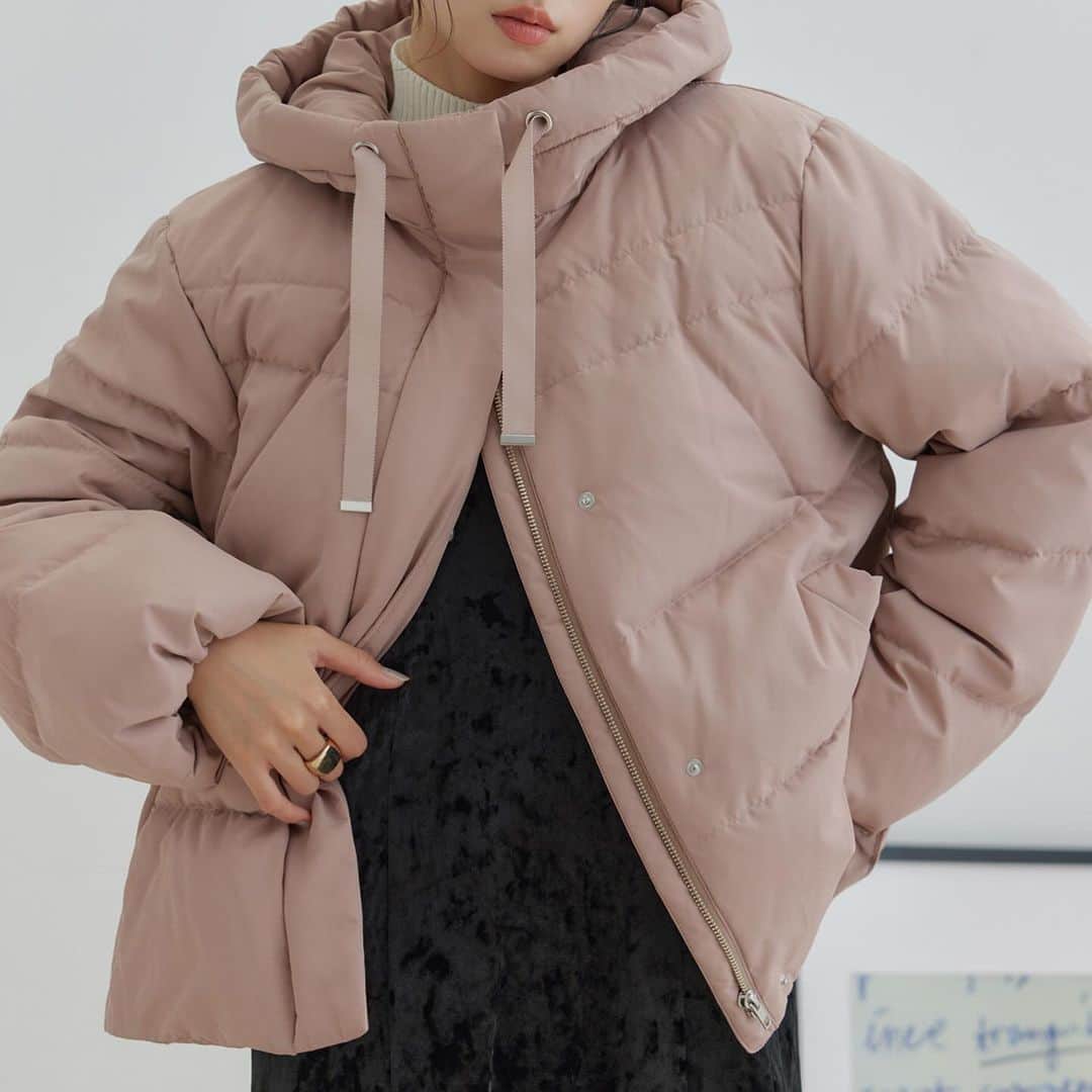 ViSさんのインスタグラム写真 - (ViSInstagram)「【hooded down jacket】  寒い日も安心なダウンジャケット❄️  もこもこニットも着やすいゆったりしたサイズ感！ 裾のドロストでキュッと裾を絞って 丸みのあるシルエットにも◎  #BVL43100 【撥水】【GREEN DOWN】フード付きオーバーサイズダウンジャケット ¥14,080 (税込) ※店舗販売中  スタイリングは @jadorejunonline をチェック！  #vis#vis_jp #fashion#ファッション #大人カジュアル#大人可愛い#綺麗目#キレイ目カジュアル#カジュアル#トレンド#トレンドファッション#ダウン#ダウンジャケット #冬コーデ #アウター#あったかコーデ」12月2日 18時07分 - vis_jp