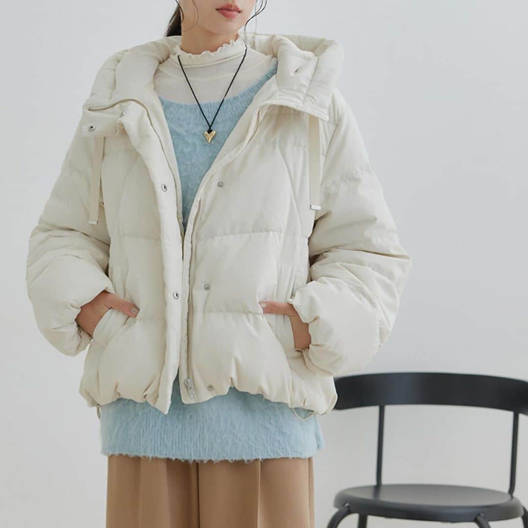 ViSさんのインスタグラム写真 - (ViSInstagram)「【hooded down jacket】  寒い日も安心なダウンジャケット❄️  もこもこニットも着やすいゆったりしたサイズ感！ 裾のドロストでキュッと裾を絞って 丸みのあるシルエットにも◎  #BVL43100 【撥水】【GREEN DOWN】フード付きオーバーサイズダウンジャケット ¥14,080 (税込) ※店舗販売中  スタイリングは @jadorejunonline をチェック！  #vis#vis_jp #fashion#ファッション #大人カジュアル#大人可愛い#綺麗目#キレイ目カジュアル#カジュアル#トレンド#トレンドファッション#ダウン#ダウンジャケット #冬コーデ #アウター#あったかコーデ」12月2日 18時07分 - vis_jp
