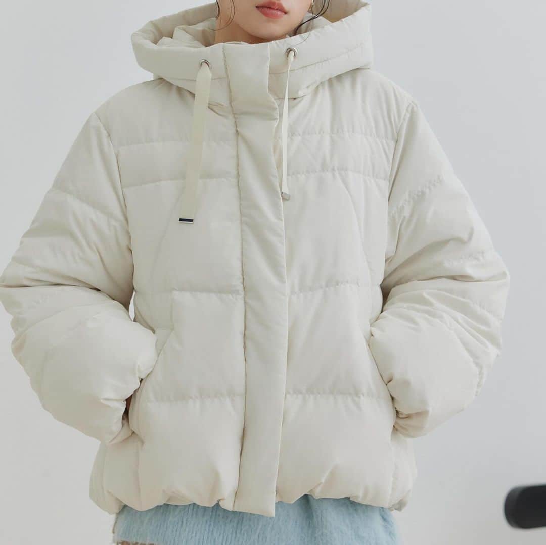 ViSさんのインスタグラム写真 - (ViSInstagram)「【hooded down jacket】  寒い日も安心なダウンジャケット❄️  もこもこニットも着やすいゆったりしたサイズ感！ 裾のドロストでキュッと裾を絞って 丸みのあるシルエットにも◎  #BVL43100 【撥水】【GREEN DOWN】フード付きオーバーサイズダウンジャケット ¥14,080 (税込) ※店舗販売中  スタイリングは @jadorejunonline をチェック！  #vis#vis_jp #fashion#ファッション #大人カジュアル#大人可愛い#綺麗目#キレイ目カジュアル#カジュアル#トレンド#トレンドファッション#ダウン#ダウンジャケット #冬コーデ #アウター#あったかコーデ」12月2日 18時07分 - vis_jp