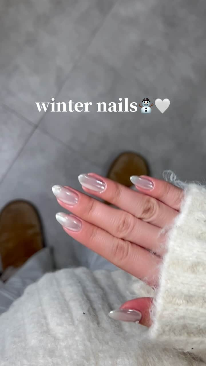 山口るあのインスタグラム：「winter nails⛄️⛄️  最高お気に入りのネイル  #冬ネイル#海外ネイル#海外ネイルデザイン #海外冬ネイル#海外ガール#海外ガールネイル #japan」