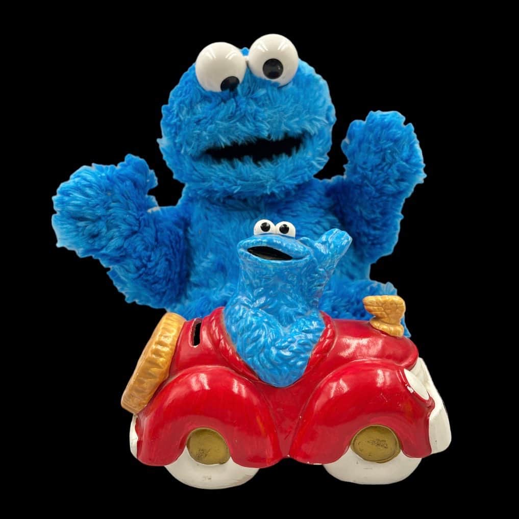 おもちゃやSPIRALのインスタグラム：「1978年 vintage sesame street Cookie Monster Bank & 2002年 CookieMonster plush 入荷しました🎵  とっても綺麗で可愛いです🧸」
