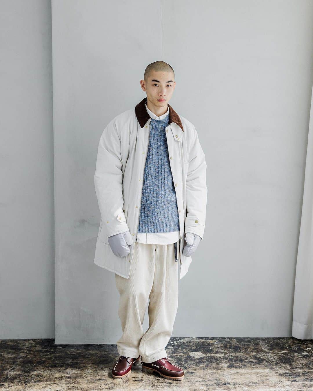 BEAMS MENのインスタグラム：「… BEAMS 2023-24 AUTUMN & WINTER Style.19  今シーズンを特徴するカラーである、ナチュラルカラーをふんだんに散りばめたスタイル。ワークテイストのコート、コーデュロイパンツと無骨なアイテムでコーディネートされながら、上品さと知的さも併せ持った印象にまとまっています。  〈BEAMS〉 “BASIC&EXCITING”をテーマに心地よい日常着を追及する、メンズカジュアルレーベル。 2023-24AWシーズンは、昨シーズンに続き『Y2K』のムードを踏襲。90年代後半から2000年代のトレンドを再評価して、BEAMS流アメカジの世界観を作り上げています。 当時の最新テクノロジーを取り入れたデザインや素材感、時代を描写する近未来的な思想から着想を得て現代の秋冬仕様にアレンジしたアイテム構成に、テクニカルで都会的なグレーやブラック、アースを連想するモカやナチュラルなどをキーカラーとしてミックスしたコレクションです。 〈BEAMS〉が表現する現代的アメカジをお楽しみください。 . @beams_official @beams_mens_casual #beams #ビームス」