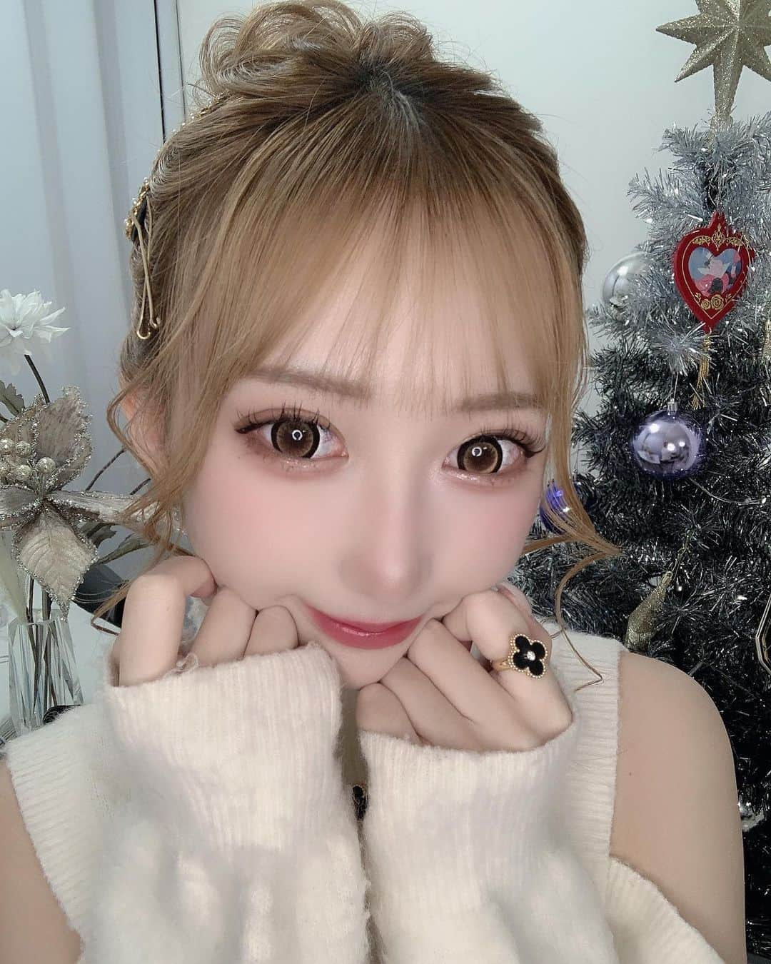 愛莉のインスタグラム：「いよいよクリスマスって感じ🥶🎄 今年も配信で皆と過ごします🥲🫶💕  女磨きだけ頑張っとくね🥹ww  カラコン→ @lanicon_official #dropブラウン このデザインを一生愛用してる👼🏻💕 配信用に1年カラコンデビュー✨コスパ良🥹  今日のヘアメは5年くらい指名してる @hairmake_kasumi さんセット👸✨安定に可愛い🫶  #Lanicon#ラニコン#カラコン#dropブラウン#送料無料#1年カラコン#ふわふわ#お団子ヘア#ヘアメ#キャバクラ#キャバ嬢#ホスト#モデル#ギャル#清楚#可愛い#ガリガリ#スタイル抜群#金髪#大阪#北新地#歌舞伎町#難波#セクシー#自撮り#いいね返し#フォロー返し#整形#美容#商品紹介」