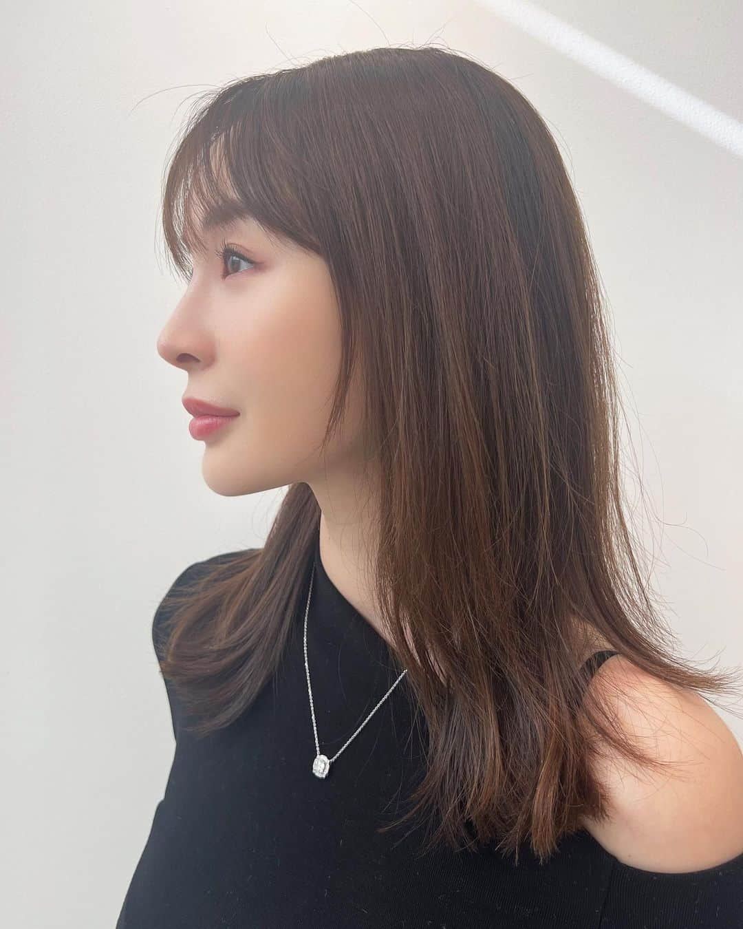 舞川あいくさんのインスタグラム写真 - (舞川あいくInstagram)「最近のヘアースタイル  ヘアーカット&カラーは @roi_salon 担当:NOGUCHI氏 @_sunvalley_  担当: @mitsuteru_asahi  にしてもらっています🤍  #hairstyle #winter」12月2日 18時11分 - aiku_0817__