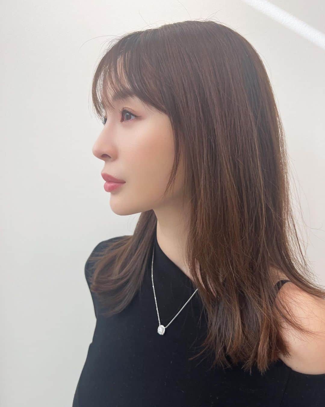 舞川あいくのインスタグラム：「最近のヘアースタイル  ヘアーカット&カラーは @roi_salon 担当:NOGUCHI氏 @_sunvalley_  担当: @mitsuteru_asahi  にしてもらっています🤍  #hairstyle #winter」