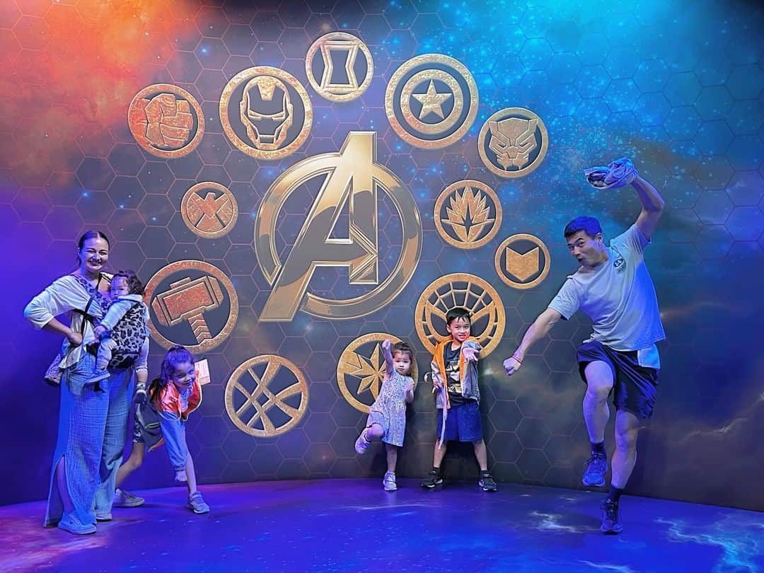 エリナ シルカのインスタグラム：「Marvel Universe 🔥🔥🔥 ディズニーホテルニューヨークの中のフォトスポットエリアでヒーローになりきる山田家」