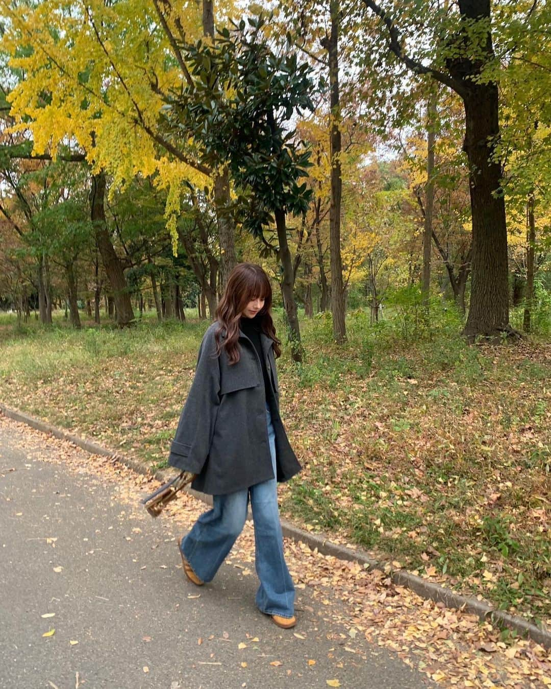 ITSUKIのインスタグラム：「. ばさっと羽織れる @tiptop_pocket_officialのハーフトレンチ🧥🍂♡ オーバーめなサイズ感で中にも着込めるしゆるっと感がかわいくてタイプ🤍  #tiptop #ZOZOTOWN購入品 #アウターコーデ #冬コーディネート」