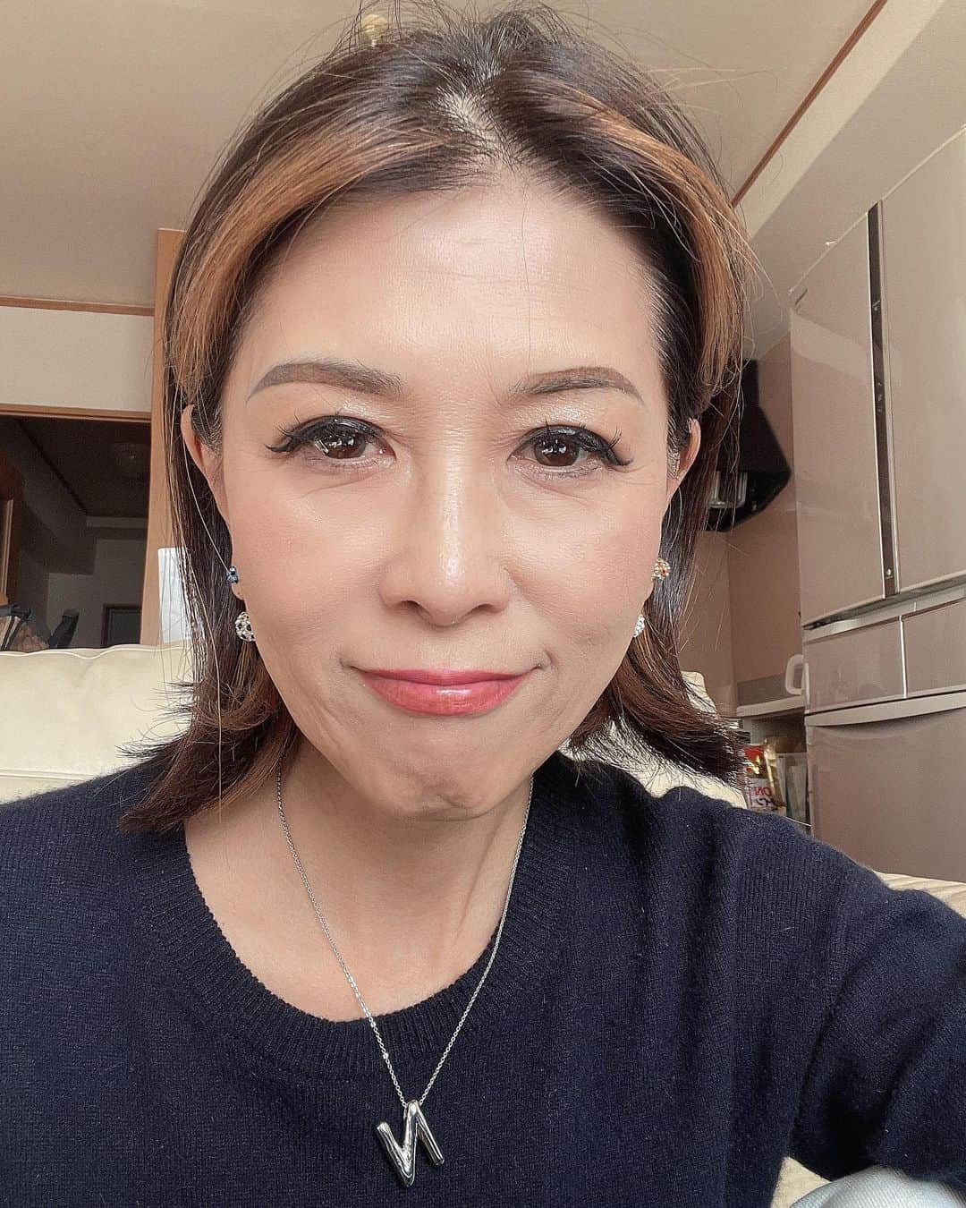 Naoko（なおこ）さんのインスタグラム写真 - (Naoko（なおこ）Instagram)「あぷりでも 輪郭がガタガタに なってきた😭  実物は もう目を覆うありさま😖  加齢はとめられないけど たるみは 努力でなんとか なります。  だらしなく生活してきた 結果なのだ🤨  いろいろトラブルが あった一年だったけども また乗り越えて いまも生きてる😙  それだけでも 強運ラッキーハッピー まわりに感謝して 今日もたくさん 寝よう😝  寝ることは 未来のしあわせのため😙  あ。 環境にあわせて、 そろそろ ジムを移ろうと思います。  #筋トレ女子 #フィットネス女子#フィットネス#Fitness#筋トレ女子と繋がりたい #筋トレ好き#筋トレ好きと繋がりたい#減量 #くびれ#美ボディ #アラフィフ#アラフィフコーデ#ボディメイク #50代#健康 #熊本 #kumamoto」12月2日 18時17分 - smile_naohibi