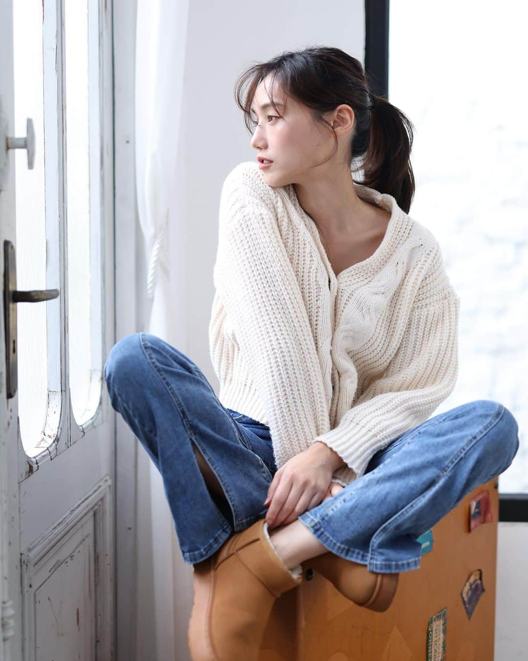 島村みやこのインスタグラム：「Temuのリールたくさんの方に見ていただき めちゃくちゃ嬉しいです🥹  お洋服詳細遅くなってしまったんですが、 2回に分けてアップします🤍 まつひとつ目のコーディネートは ショート丈のセーターに 裾部分がカットされたデニム👖、 そしてショートムートン！！  total 6000円くらいだったと思う😂😮‍💨  ハイライトのリンクから飛べば商品は確認できるみたいです✨  そして【dkk7939】のクーポンコードで15,000円分のクーポンもゲットしてね✨  ※クーポンの有効期限はリンクをクリック(或いはコードを検索）してから24時間以内なので注意して ください。  @temu @temu_japan @shoptemu」