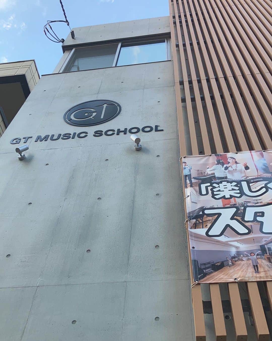 潮崎裕己さんのインスタグラム写真 - (潮崎裕己Instagram)「今日は川口SHOCK ONで葛GのSaturday Lunch Live。 若干の楽器のトラブルがありつつも、終わってみるとなんだかんだで約2時間のステージでした。 その時点でまだ15時過ぎw  片付けを済ませて、西川口にある岳ちゃんの学校 GT MUSIC SCHOOL を見学しに。 なかなか素晴らしいスタジオでした。 岳ちゃんも元気そうで良かった^_^ また、一緒にプレイしようね！」12月2日 18時20分 - hiromi_shiosaki