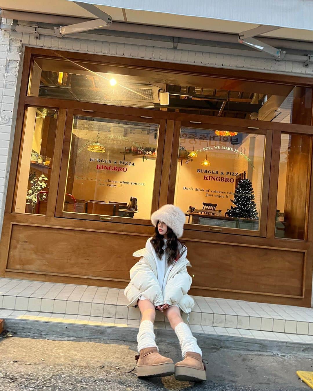 吉木千沙都（ちぃぽぽ）さんのインスタグラム写真 - (吉木千沙都（ちぃぽぽ）Instagram)「しまむらさんから私がパッケージモデルをしているレッグアイテムが発売されました🧦✨ ニーハイやルーズソックス、ルームシューズなど今の時期にぴったりのアイテムが揃ってます🥺🫶🏻 12月2日土曜日から全国のしまむら店舗&しまむら公式オンラインストアでゲット出来ます💭💭💭 是非チェックしてね🎀 #PR #しまむら　#しまむら靴下」12月2日 18時20分 - popochan318