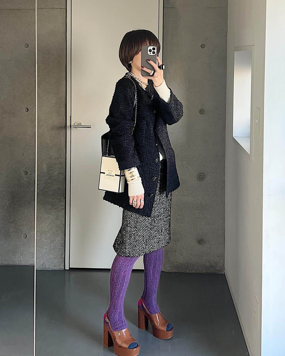 chieko6のインスタグラム：「厚みのある生地いろいろ。 サンダルとあったかニット靴下の組み合わせが楽しい。 オーバーサイズのジャケットでバランスとる。  12/2 sat 21:00 accessory販売開始。 ご注文数が上限になりますと終了します。  big ball necklace N°43 lotus N°27 luxe diamond necklace 0.7ct  6のピアス　@chanelofficial  星のピアス　@chieko_luxe   人差し指リング　新作 tweed ring macaron  caviar pierce big ball necklace いずれも本日21:00販売開始  sub bag 目立たないけどイケてるサブバッグは小さなバッグの日に 重宝。でも主役にもなるんです。軽くてシンプル、ちょうど良いこのバッグの魅力が皆様に伝わっているみたいで、とても嬉しい。（こちらはカテゴリーをbagに絞ると出てきます。）」