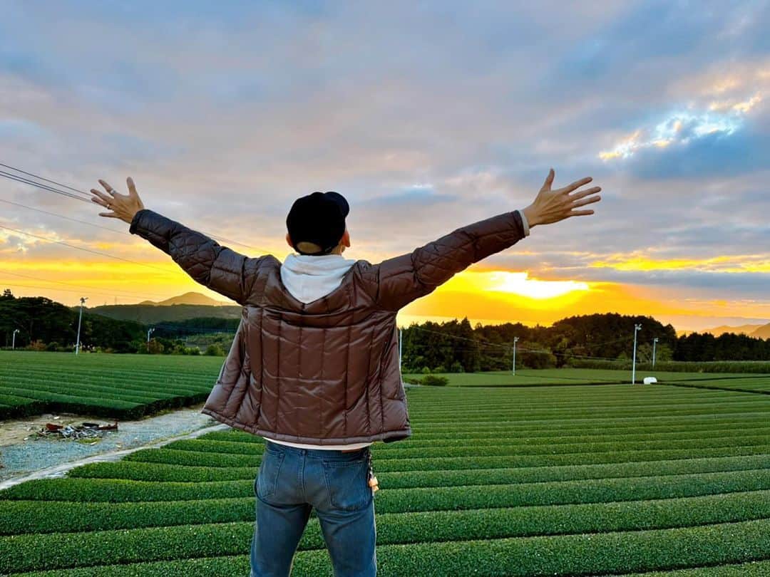 木山裕策のインスタグラム：「今日は佐賀県嬉野市にて講演会を行った後、陣野の広大な茶畑に連れて行っていただきました🍵。  大村湾を見渡せる丘の上は一面の茶畑なんです。こんなに広い茶畑に来たのは初めてでテンション上がりまくりでした😍。よく見るとお茶の花がちらほらと咲いており、こちらも感動。こんな時期に咲くんですねー🧐。  家に帰ってのんびり嬉野茶をいただきますね。嬉野市の皆様、本日はありがとうございました‼️」