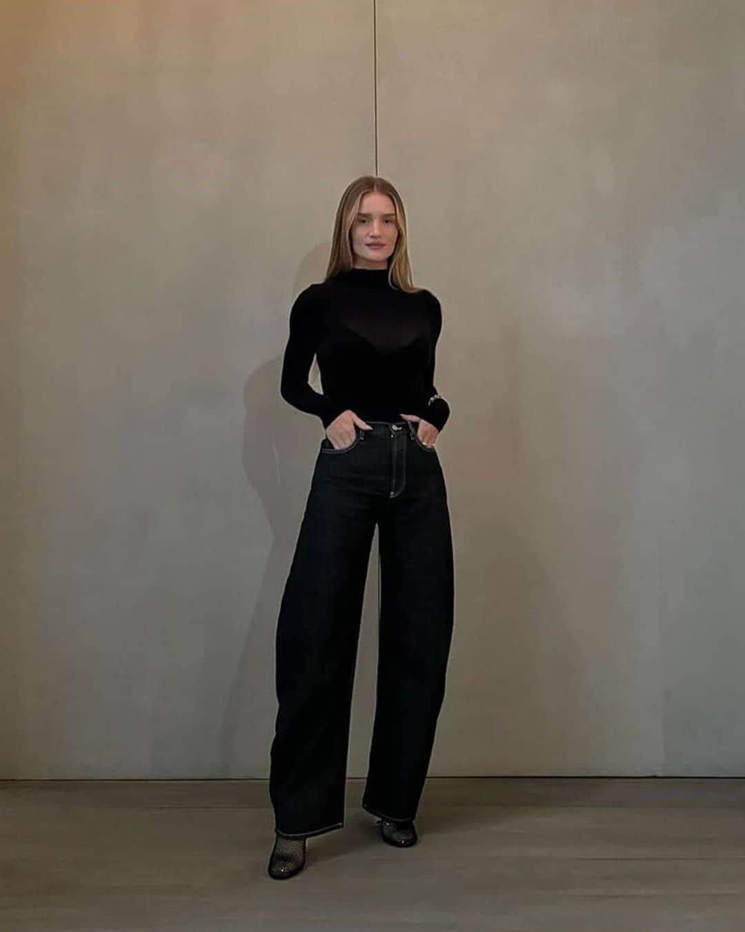 British Vogueのインスタグラム：「You heard it here first, the “horseshoe” is set to be the biggest jeans silhouette of 2024. Already being championed by #RosieHuntingtonWhiteley on the streets, and @MaisonAlaia on the runway, the style is taking the “Horsegirl” mood to new heights. Click the link in bio for Vogue’s tips on how to make the look work for you.」