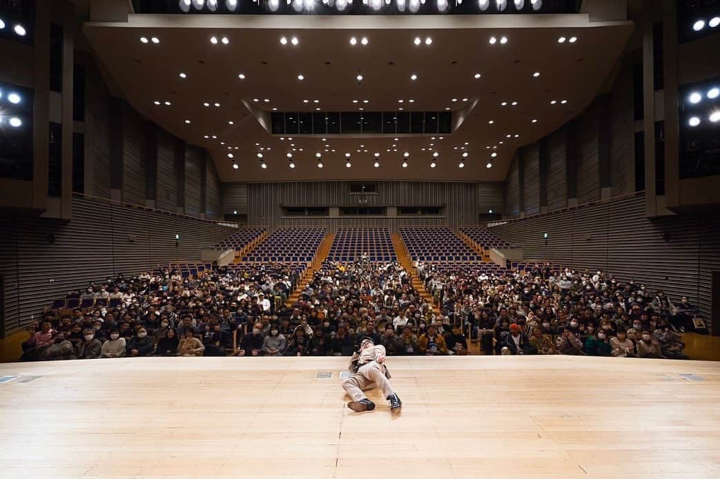 兵動大樹のインスタグラム：「おしゃべり大好き。富山公演が終わりました！  たくさんのお客さんに感謝！  楽しかった！！！のですが、ノドの調子悪くてすいませんでした！  この会場が満席になるまでお付き合いしてもらえるとなり感動！  また、頑張ります！  それでは、最高の時間を過ごさせて頂きます！  #おしゃべり大好き #兵動大樹」