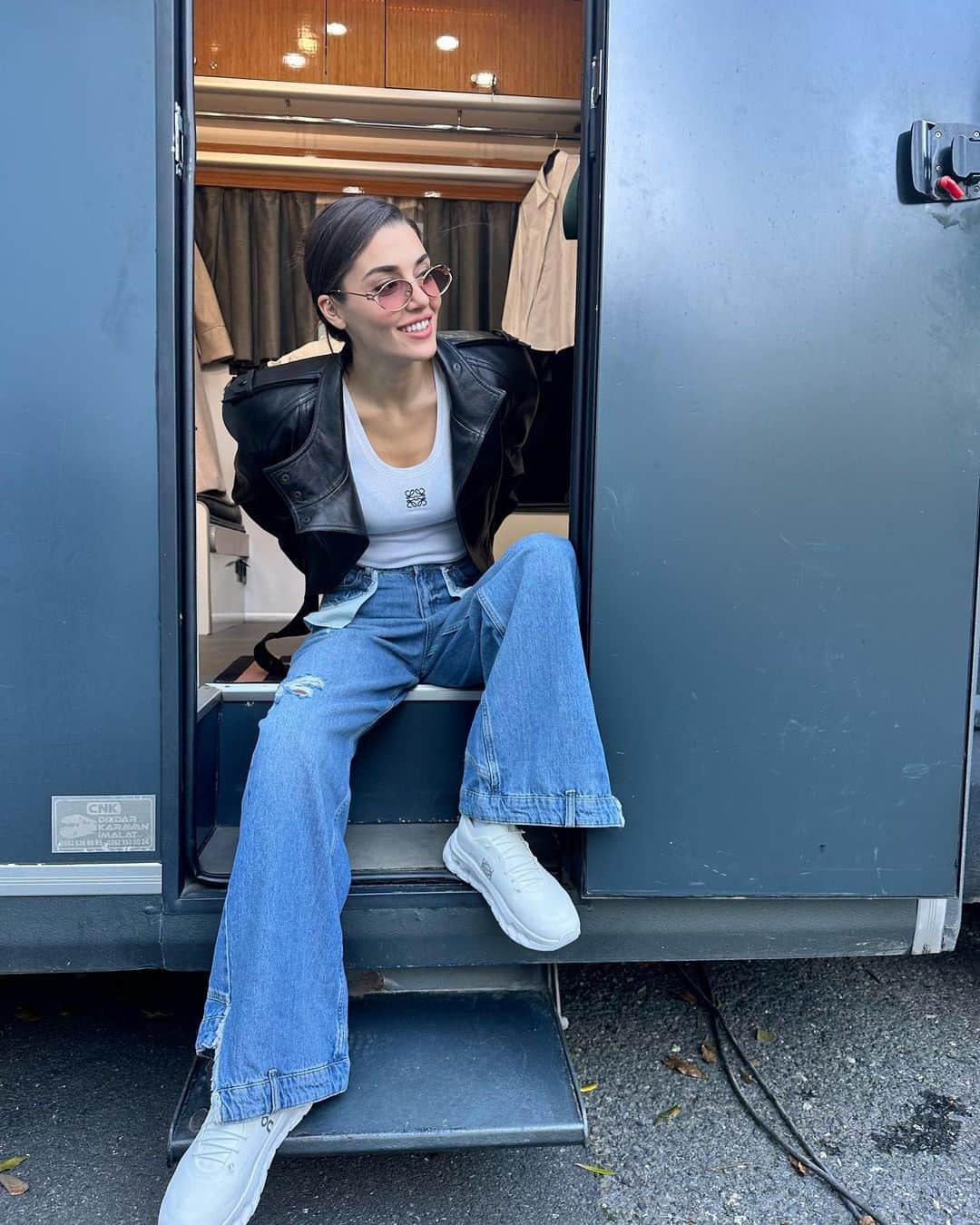 Hande Ercelのインスタグラム：「Eve döndüm.🫠 🚐」