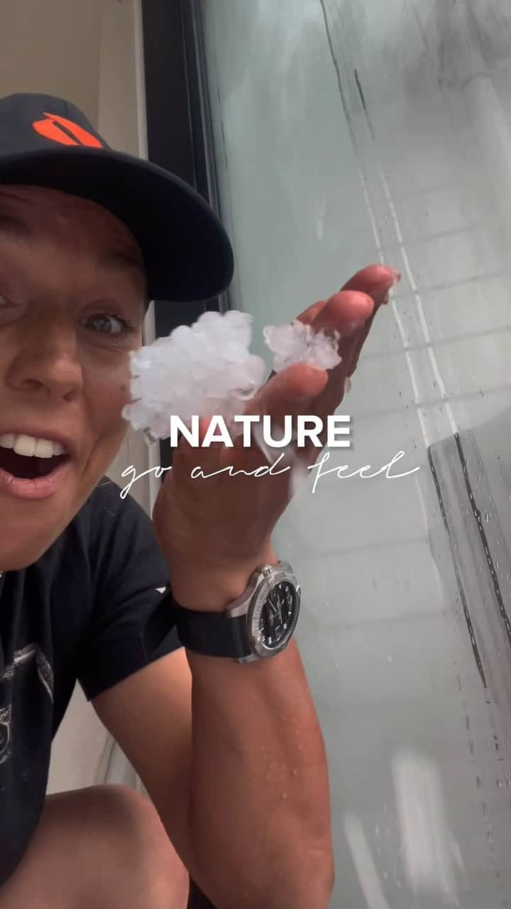 サリー・フィッツギボンズのインスタグラム：「Nature at its powerful best this evening… summer storm frenzy ⚡️🌧️ 🌅」