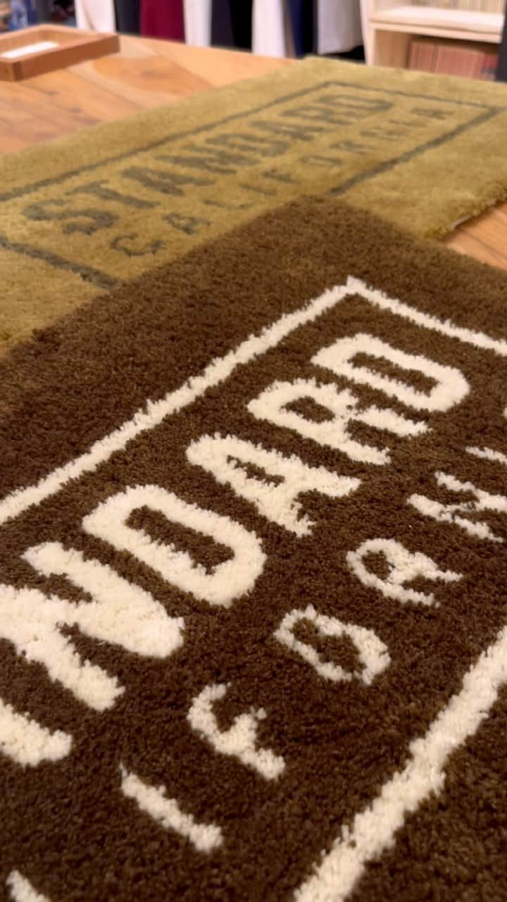 スタンダードカリフォルニアのインスタグラム：「SD Box Logo Rug. 玄関マットやキッチンマットに丁度良いサイズです。  @standardcalifornia_os  @standardcalifornia_movie   #standardcalifornia #スタンダードカリフォルニア  #rug #ラグ  #logorug #ロゴラグ  #interior #インテリア  #internationalshipping  #overseashipping  #worldshopping  #worldshoppingjp」