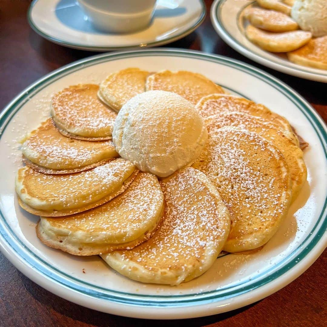 あゆまっくすさんのインスタグラム写真 - (あゆまっくすInstagram)「⁡ ⁡ ◆BABY PANCAKE！！　900円(10枚・税込) ※KIDS限定（大人は14:00～17:00のみ） ＋無添加バニラアイス　200円 ⁡ ⁡ 用賀にあるカフェ Here Comes the Sun.で 大人も食べられるベイビーパンケーキ👶🏻🍼 ⁡ 看板メニューのパンケーキは オリジナルのパンケーキミックスを使用。 グリドルで丁寧に焼いて提供されます🥞 ⁡ もっちりとした食感で自然な甘さがおいしい！ バターミルクパンケーキが好きな人におすすめ♡ ⁡ ⁡ 提供期間: 通年 提供店舗: Here Comes the Sun. (用賀駅より徒歩約11分) 定休日: なし ⁡ ‎⋆ ･‎⋆ ･‎⋆ ･‎⋆​ ⁡ ⁡ #HereComestheSun#pancakes#ホットケーキ#カフェ#cafe#tokyo#tokyocafe#tokyofoodie#instafood#japantrip#japantravel#カフェ巡り#東京カフェ#東京グルメ#用賀グルメ#用賀カフェ#二子玉川グルメ#二子玉川カフェ」12月2日 18時27分 - ayumax666