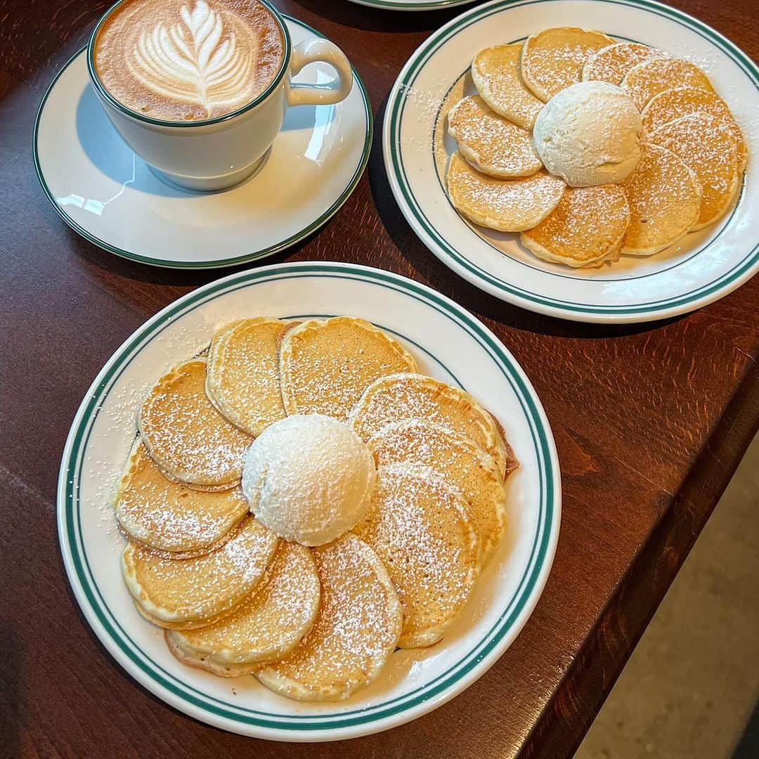 あゆまっくすさんのインスタグラム写真 - (あゆまっくすInstagram)「⁡ ⁡ ◆BABY PANCAKE！！　900円(10枚・税込) ※KIDS限定（大人は14:00～17:00のみ） ＋無添加バニラアイス　200円 ⁡ ⁡ 用賀にあるカフェ Here Comes the Sun.で 大人も食べられるベイビーパンケーキ👶🏻🍼 ⁡ 看板メニューのパンケーキは オリジナルのパンケーキミックスを使用。 グリドルで丁寧に焼いて提供されます🥞 ⁡ もっちりとした食感で自然な甘さがおいしい！ バターミルクパンケーキが好きな人におすすめ♡ ⁡ ⁡ 提供期間: 通年 提供店舗: Here Comes the Sun. (用賀駅より徒歩約11分) 定休日: なし ⁡ ‎⋆ ･‎⋆ ･‎⋆ ･‎⋆​ ⁡ ⁡ #HereComestheSun#pancakes#ホットケーキ#カフェ#cafe#tokyo#tokyocafe#tokyofoodie#instafood#japantrip#japantravel#カフェ巡り#東京カフェ#東京グルメ#用賀グルメ#用賀カフェ#二子玉川グルメ#二子玉川カフェ」12月2日 18時27分 - ayumax666