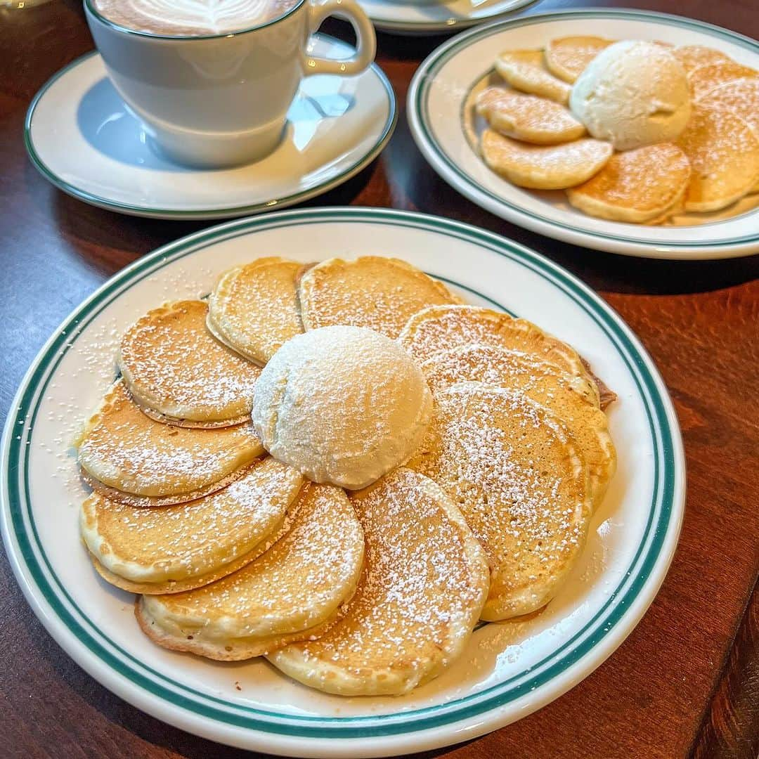 あゆまっくすのインスタグラム：「⁡ ⁡ ◆BABY PANCAKE！！　900円(10枚・税込) ※KIDS限定（大人は14:00～17:00のみ） ＋無添加バニラアイス　200円 ⁡ ⁡ 用賀にあるカフェ Here Comes the Sun.で 大人も食べられるベイビーパンケーキ👶🏻🍼 ⁡ 看板メニューのパンケーキは オリジナルのパンケーキミックスを使用。 グリドルで丁寧に焼いて提供されます🥞 ⁡ もっちりとした食感で自然な甘さがおいしい！ バターミルクパンケーキが好きな人におすすめ♡ ⁡ ⁡ 提供期間: 通年 提供店舗: Here Comes the Sun. (用賀駅より徒歩約11分) 定休日: なし ⁡ ‎⋆ ･‎⋆ ･‎⋆ ･‎⋆​ ⁡ ⁡ #HereComestheSun#pancakes#ホットケーキ#カフェ#cafe#tokyo#tokyocafe#tokyofoodie#instafood#japantrip#japantravel#カフェ巡り#東京カフェ#東京グルメ#用賀グルメ#用賀カフェ#二子玉川グルメ#二子玉川カフェ」