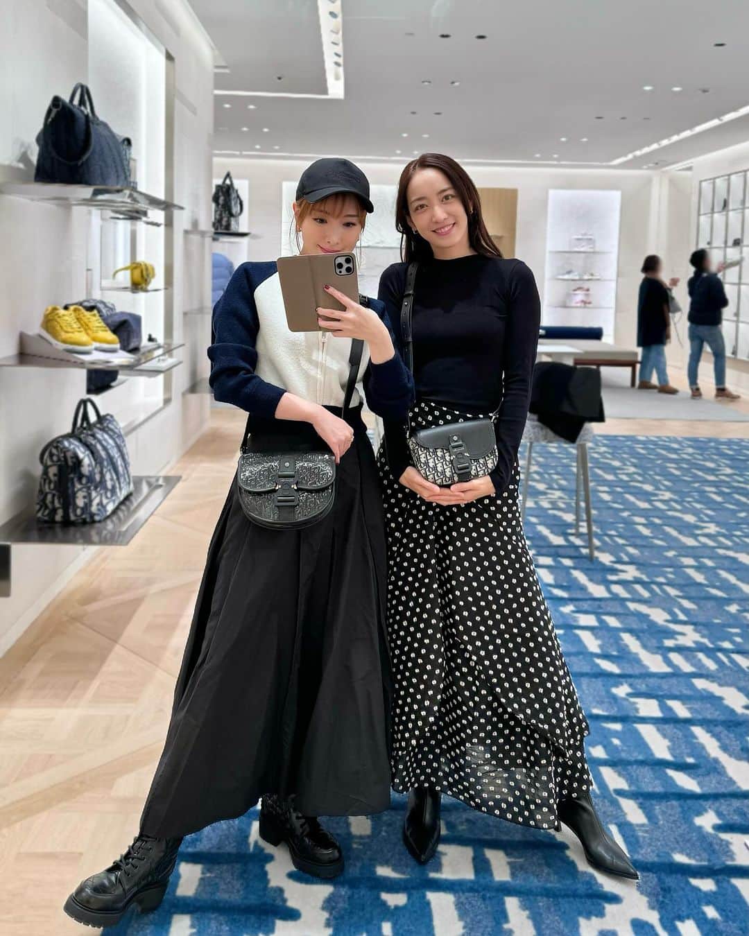 瀬戸早妃のインスタグラム：「GINZA SIX Diorメンズのイベント🐼 安定のいつものよしかと @leila___ni   カッコよかったなぁ〜🩶 いつもメンズファッションの方にときめいてしまう🫶  cap, jacket, bag, rings, boots all @dior   #dior #christiandior  #ginzasix #Dior会」