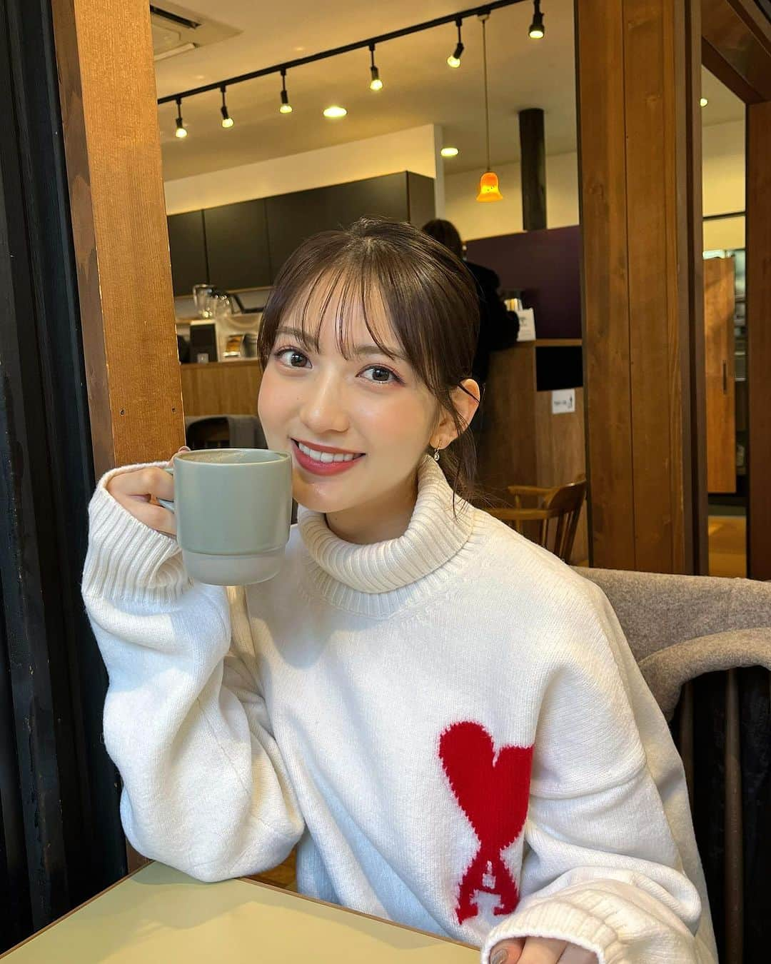 宮﨑葉苗さんのインスタグラム写真 - (宮﨑葉苗Instagram)「. 📍#cafelaruche (大分/湯布院)  ずっと行ってみたかった金鱗湖のカフェに☕️♡ ご飯食べた後だったからパンは食べられなかったけどどれも美味しそうだったリベンジしたい（ ; ; ）  去年ゲットした @amiparis のニット今年たくさん着たい！！♡  #大分カフェ#大分グルメ#湯布院カフェ#湯布院グルメ#金鱗湖#金鱗湖カフェ#白ニット#ニットコーデ#amiparis#湯布院食べ歩き」12月2日 18時29分 - hanae_miyazaki