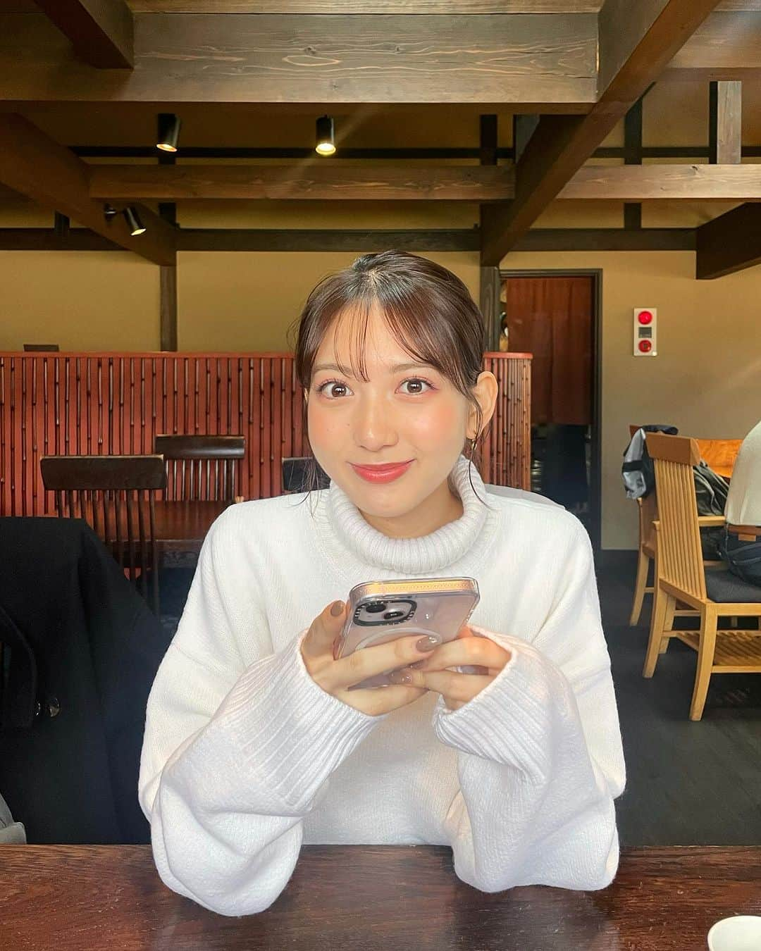 宮﨑葉苗さんのインスタグラム写真 - (宮﨑葉苗Instagram)「. 📍#cafelaruche (大分/湯布院)  ずっと行ってみたかった金鱗湖のカフェに☕️♡ ご飯食べた後だったからパンは食べられなかったけどどれも美味しそうだったリベンジしたい（ ; ; ）  去年ゲットした @amiparis のニット今年たくさん着たい！！♡  #大分カフェ#大分グルメ#湯布院カフェ#湯布院グルメ#金鱗湖#金鱗湖カフェ#白ニット#ニットコーデ#amiparis#湯布院食べ歩き」12月2日 18時29分 - hanae_miyazaki