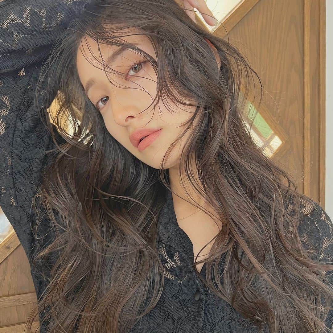 兼井遼のインスタグラム：「柔らかくほつれるヘア😌  ツヤのある 暗くても透明のある カラーならお任せください☺️  12月のご予約も まだまだお取りできます🙇🏻  ご質問などは コメントにてお問い合わせください！😌  #ケアカラー  #ヘアアレンジ  #ケアダブルカラー  #巻き方  #髪質改善カラー  #イルミナカラー  #ミルクティーベージュ #グレージュ  #ケアブリーチ  #ハイライトカラー  #ハイトーンカラー  #ブリーチ  #ダブルカラー   #インナーカラー  #オリーブアッシュ  #グラデーションカラー  #グレージュカラー  #ツヤトーン  #パーマ  #艶髪  #外国人風  #髪質改善トリートメント  #くびれヘア  #シースルーバング  #髪質改善  #ラベンダーグレージュ  #オリーブグレージュ  #トリートメント  #ヘアアクセサリー　#インナーハイライト」