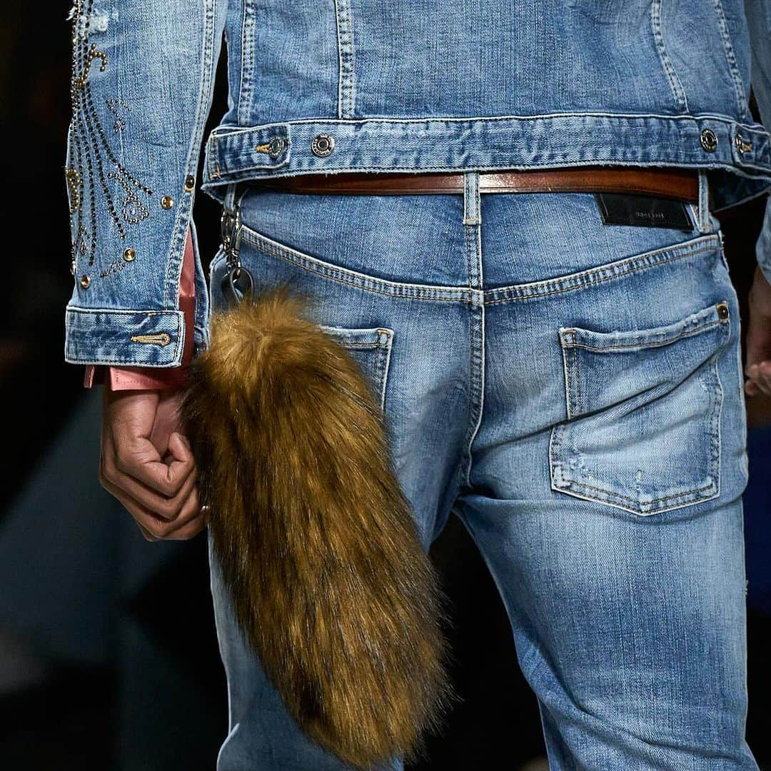 ディースクエアードさんのインスタグラム写真 - (ディースクエアードInstagram)「Business in the front, party in the back 👖  Shop FW23 Denim at Dsquared2.com & selected stores worldwide  #DSQUARED2 #D2TEMPTATION」12月2日 18時32分 - dsquared2